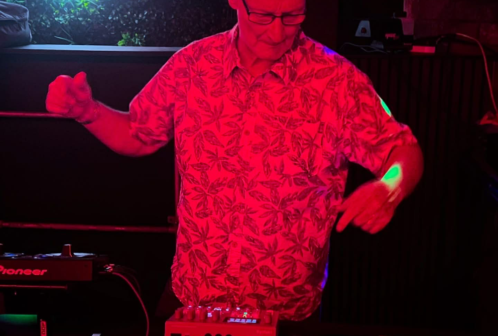 TECHMEOUT FEAT. THE LAST DJ